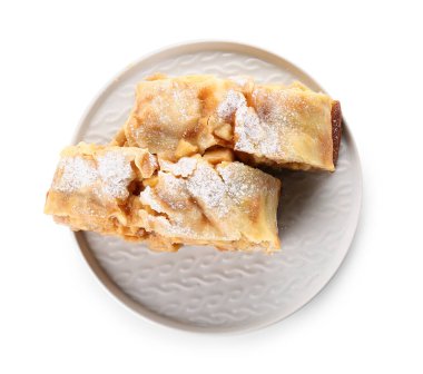 Beyaz arka planda lezzetli armutlu börek tabağı.