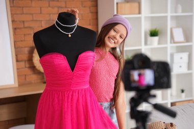 Evde manken kayıt videosu olan genç moda blogcusu