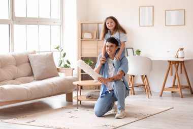 Genç baba ve kızı evde pp-tozster ile