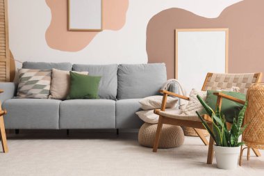 Oturma odasının iç tarafında minderleri ve rahat koltuğu olan bir koltuk.