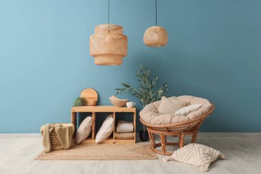 Koltuk minderli, raflar çay dolu ve kitap sepeti içinde oturma odasının iç tarafında.