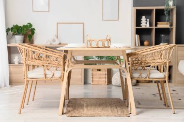 Modern yemek odasında servis edilir.