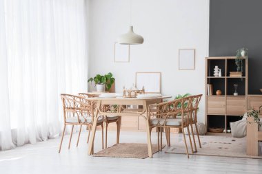 Servis masası olan şık bir yemek odası.