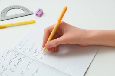 Matematik formüllerini ışık masasına yazan kadın, yakın plan.