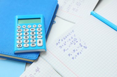 Matematik formüllü, defterli ve hesap makineli kopyalar, yakın plan