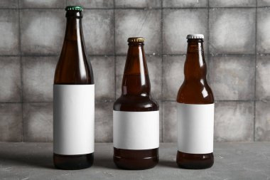 Gri masada soğuk bira şişeleri