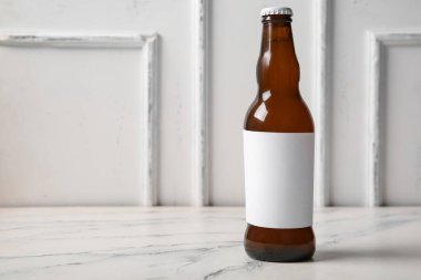 Beyaz arka plan üzerinde soğuk bira şişe