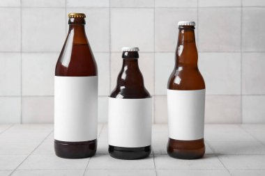 Beyaz fayanslı soğuk bira şişeleri