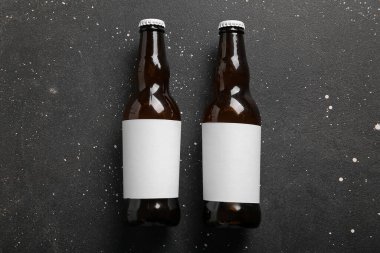 Siyah arka planda soğuk bira şişeleri