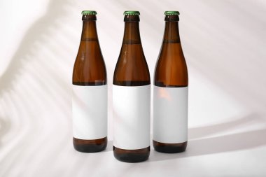 Gri arka planda soğuk bira şişeleri