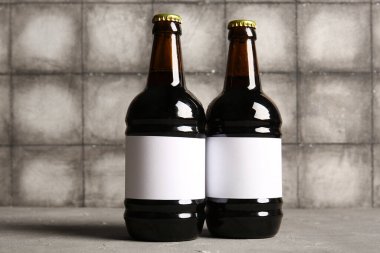 Gri masada soğuk bira şişeleri