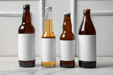 Beyaz arka plan üzerinde soğuk bira şişesi