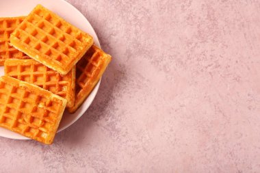 Pembe arka planda lezzetli Belçika waffle tabağı
