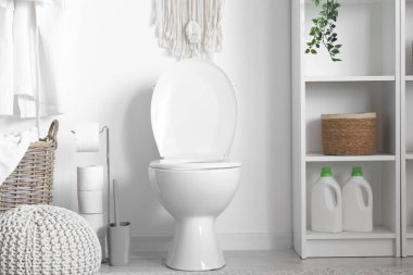 Tuvalet, çamaşır sepeti ve puf.