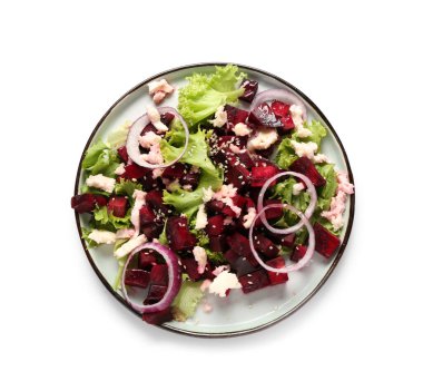 Taze salata, pancar ve beyaz arka planda kırmızı soğan dilimleri.