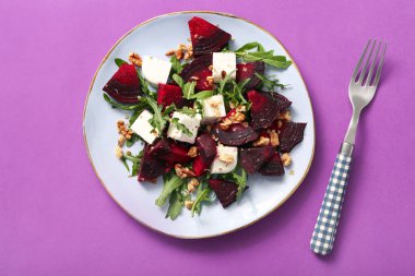 Mor arka planda pancar ve cevizli taze salata