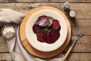 Ahşap arka planda pancarlı taze salata.