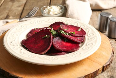 Ahşap arka planda pancarlı taze salata.