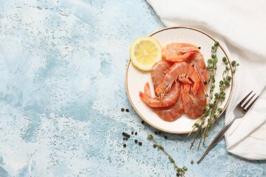 Lezzetli haşlanmış karides, limon ve biberli açık mavi zemin