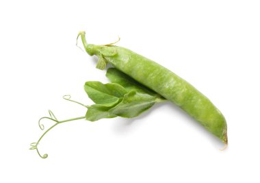 Beyaz arkaplanda yeşil bezelyeler