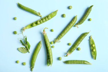 Mavi arkaplanda yeşil bezelyeler