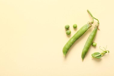 Bej arkaplanda yeşil bezelyeler