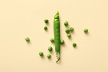 Bej arkaplanda yeşil bezelyeler