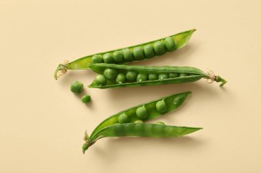 Bej arkaplanda yeşil bezelyeler