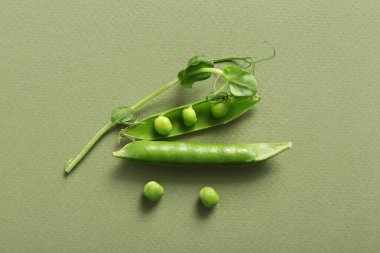 Yeşil zemin üzerinde taze bezelyeler