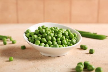 Masada bir kase yeşil bezelye