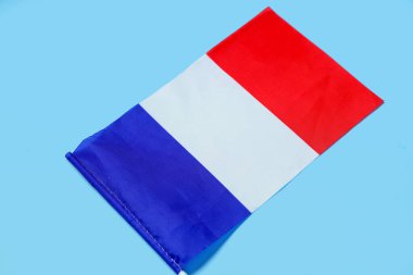 Mavi arka planda Fransa bayrağı. Bastille Günü kutlamaları