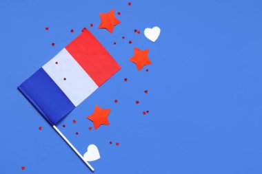 Mavi arka planda yıldızlı Fransa bayrağı. Bastille Günü kutlamaları