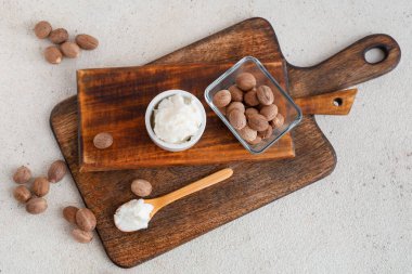 Kaba yağı ve fındıklı ahşap tahta.