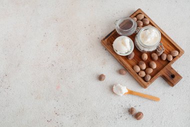 Kaba yağı ve fındıklı ahşap tahta.