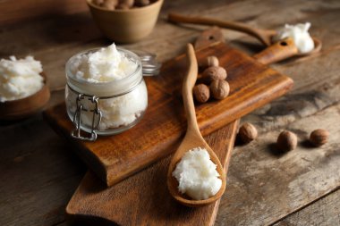 Shea tereyağlı cam kavanoz ve ahşap fındıklı.