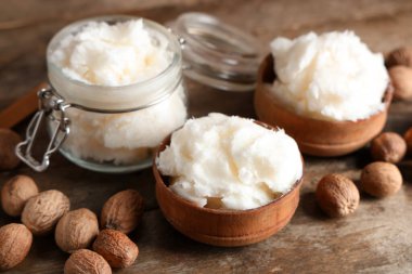 Cam kavanoz ve kase, ahşap masada tereyağı, yakın plan.