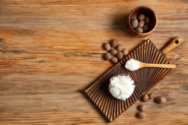 Shea tereyağı ve fındıklı kompozisyon ahşap arka planda