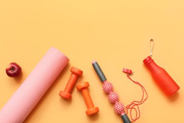 Elma ve turuncu arka planda farklı spor ekipmanları