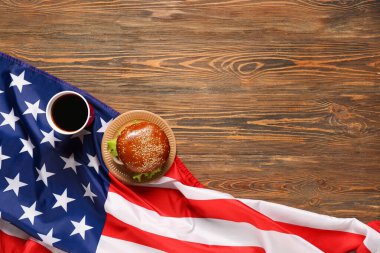 Lezzetli burger, kola ve ahşap arka planda Amerikan bayrağı. Amerikan Bağımsızlık Günü kutlamaları