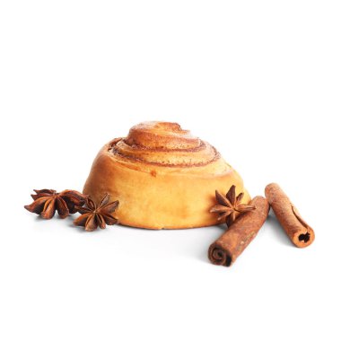Tatlı tarçınlı rulo ve beyaz arka planda yıldız anason