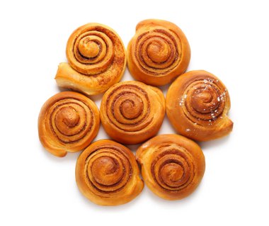 Beyaz arka plan üzerinde tatlı tarçın rulo