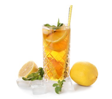 Beyaz arka planda bir bardak lezzetli buzlu çay, nane yaprağı ve limon.