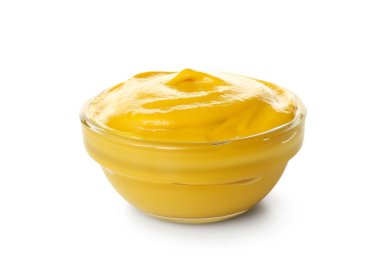 Beyaz arkaplanda hardallı kase