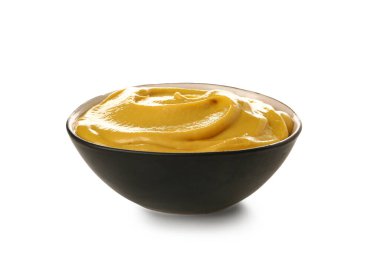 Beyaz arka planda izole edilmiş kremalı hardallı kase