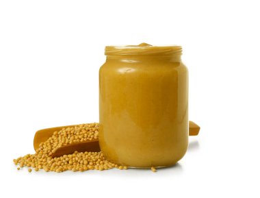 Hardallı kavanoz ve tohumlar beyaz arkaplanda izole.