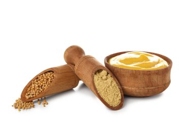 Beyaz arka planda izole edilmiş kremalı hardal ve tohumlu kase.