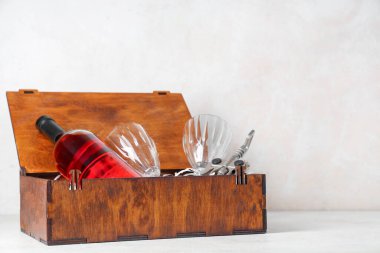 Beyaz grunge arka planda şarap, bardak ve açacağı olan bir kutu.