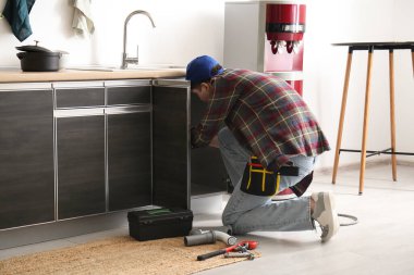 Erkek tesisatçı lavabo mutfak Fixing