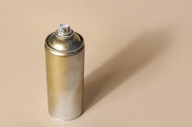 Bej arka planda sprey boya kutusu