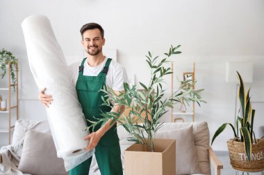 Kabarcık ambalajlı erkek işçi